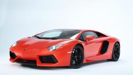 Lamborghini Aventador LP700-4 - przód - reflektory włączone