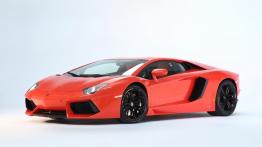Lamborghini Aventador LP700-4 - przód - reflektory włączone