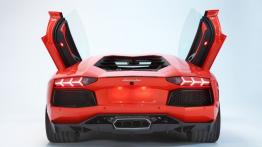 Lamborghini Aventador LP700-4 - tył - reflektory włączone