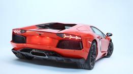 Lamborghini Aventador LP700-4 - tył - reflektory włączone