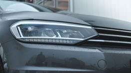 Volkswagen Touran 2.0 TDI 150 KM - galeria redakcyjna - prawy przedni reflektor - wyłączony