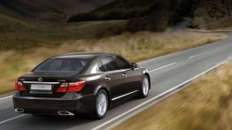 Przegląd rynku hybryd i samochodów elektrycznych