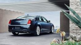 Chrysler 300C Platinum 2015 - widok z tyłu