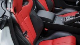 Jaguar F-Type AWD R Roadster (2016) - widok ogólny wnętrza z przodu