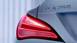 Mercedes CLA 250 Edition 1 (C117) 2012 - lewy tylny reflektor - włączony