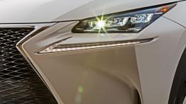 Lexus NX 200t (2014) - lewy przedni reflektor - włączony