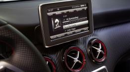 Mercedes A 250 Sport (W176) 2012 - konsola środkowa