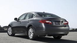 Infiniti M 2010 - widok z tyłu