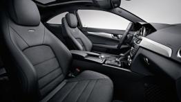 Mercedes C63 AMG Coupe 2012 - widok ogólny wnętrza z przodu