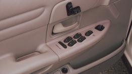 Ford Crown Victoria 2001 - sterowanie w drzwiach