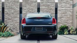 Chrysler 300C Platinum 2015 - widok z tyłu
