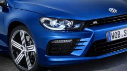 Volkswagen Scirocco III R Facelifting - prawy przedni reflektor - włączony