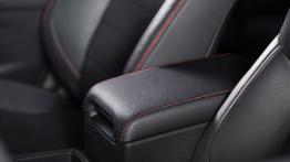 Toyota Camry Facelifting XSE (2015) - podłokietnik przedni