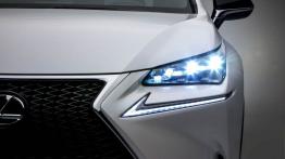 Lexus NX 200t (2014) - lewy przedni reflektor - włączony