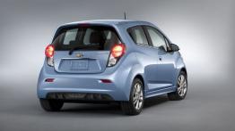 Chevrolet Spark EV - tył - reflektory włączone