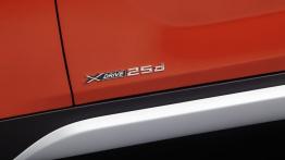 BMW X1 Facelifting - emblemat boczny
