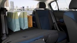 Chevrolet Cruze hatchback ECO-TEC - tylna kanapa złożona, widok z boku