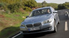 BMW serii 5 ActiveHybrid - przód - reflektory włączone