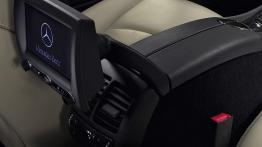 Mercedes Klasa E 2006 - tunel środkowy między fotelami