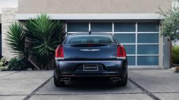 Chrysler 300C Platinum 2015 - widok z tyłu