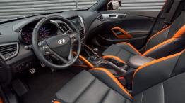 Hyundai Veloster Turbo 2016 - widok ogólny wnętrza z przodu