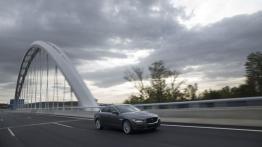 Jaguar XE 2.0d Ammonite Grey (2015) - prawy bok