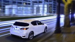 Lexus CT 200h Facelifting (2014) - widok z tyłu