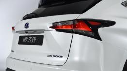 Lexus NX 300h (2014) - prawy tylny reflektor - włączony