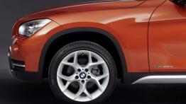 BMW X1 Facelifting - lewe przednie nadkole