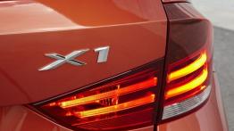 BMW X1 Facelifting - prezentacja w Monachium - prawy tylny reflektor - włączony