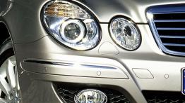 Mercedes Klasa E 2006 - prawy przedni reflektor - wyłączony