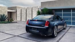 Chrysler 300C Platinum 2015 - widok z tyłu