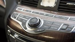 Infiniti Q70 Facelifting Hybrid (2015) - panel sterowania na konsoli środkowej