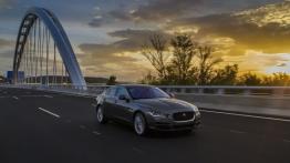 Jaguar XE 2.0d Ammonite Grey (2015) - prawy bok