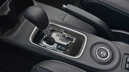 Mitsubishi Outlander III Facelifting (2016) - wersja amerykańska - tunel środkowy między fotelami