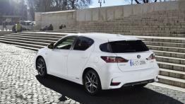 Lexus CT 200h Facelifting (2014) - widok z tyłu