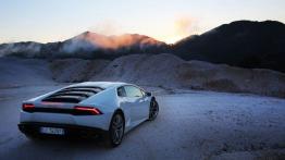 Lamborghini Huracan LP 610-4 (2014) - widok z tyłu
