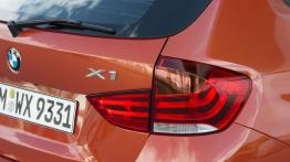 BMW X1 Facelifting - prezentacja w Monachium - prawy tylny reflektor - włączony