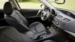 Mazda 3 sedan 2012 - widok ogólny wnętrza z przodu