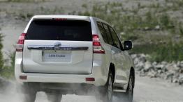 Toyota Land Cruiser 2.8 D-4D (2016) - widok z tyłu