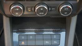 Skoda Octavia III RS Kombi 2.0 TSI (2013) - panel sterowania na tunelu środkowym