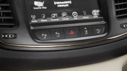 Chrysler 200C (2015) - ekran systemu multimedialnego