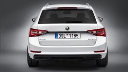 Skoda Superb III Combi (2015) - tył - reflektory włączone