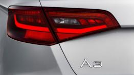 Audi A3 III Sportback - lewy tylny reflektor - włączony