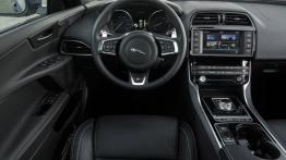 Jaguar XE 2.5t R-Sport Bluefire (2015) - kokpit