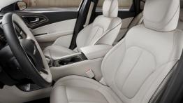 Chrysler 200C (2015) - widok ogólny wnętrza z przodu