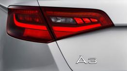 Audi A3 III Sportback - lewy tylny reflektor - włączony