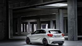 Mercedes A45 AMG (2013) - widok z tyłu