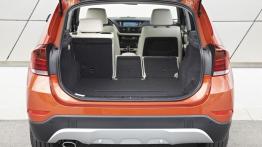 BMW X1 Facelifting - prezentacja w Monachium - tylna kanapa złożona, widok z bagażnika