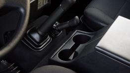 Land Rover Defender 2012 - tunel środkowy między fotelami
